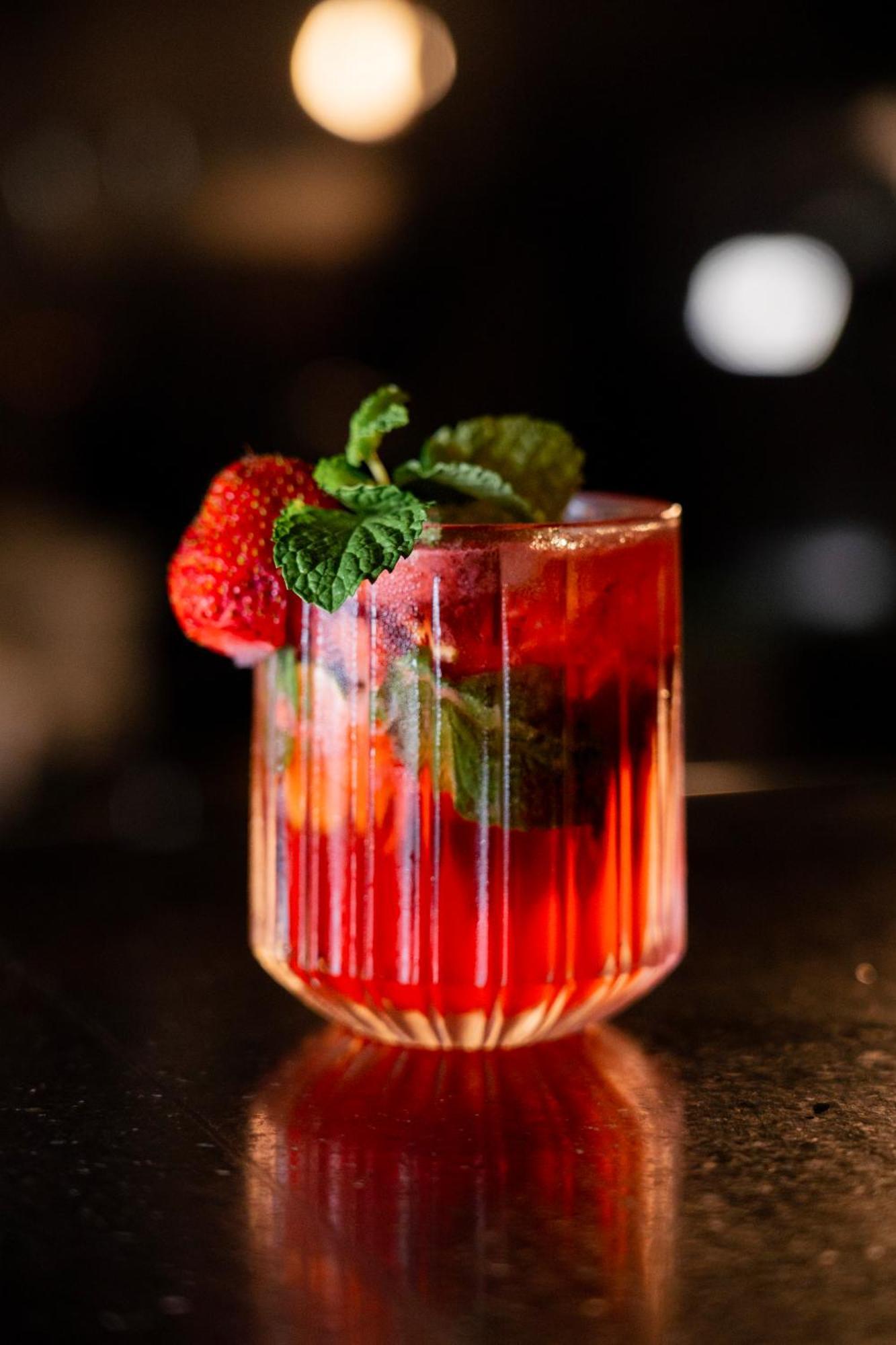 โกยา บูทิก รีสอร์ต Hotel อูบุด ภายนอก รูปภาพ A strawberry bellini