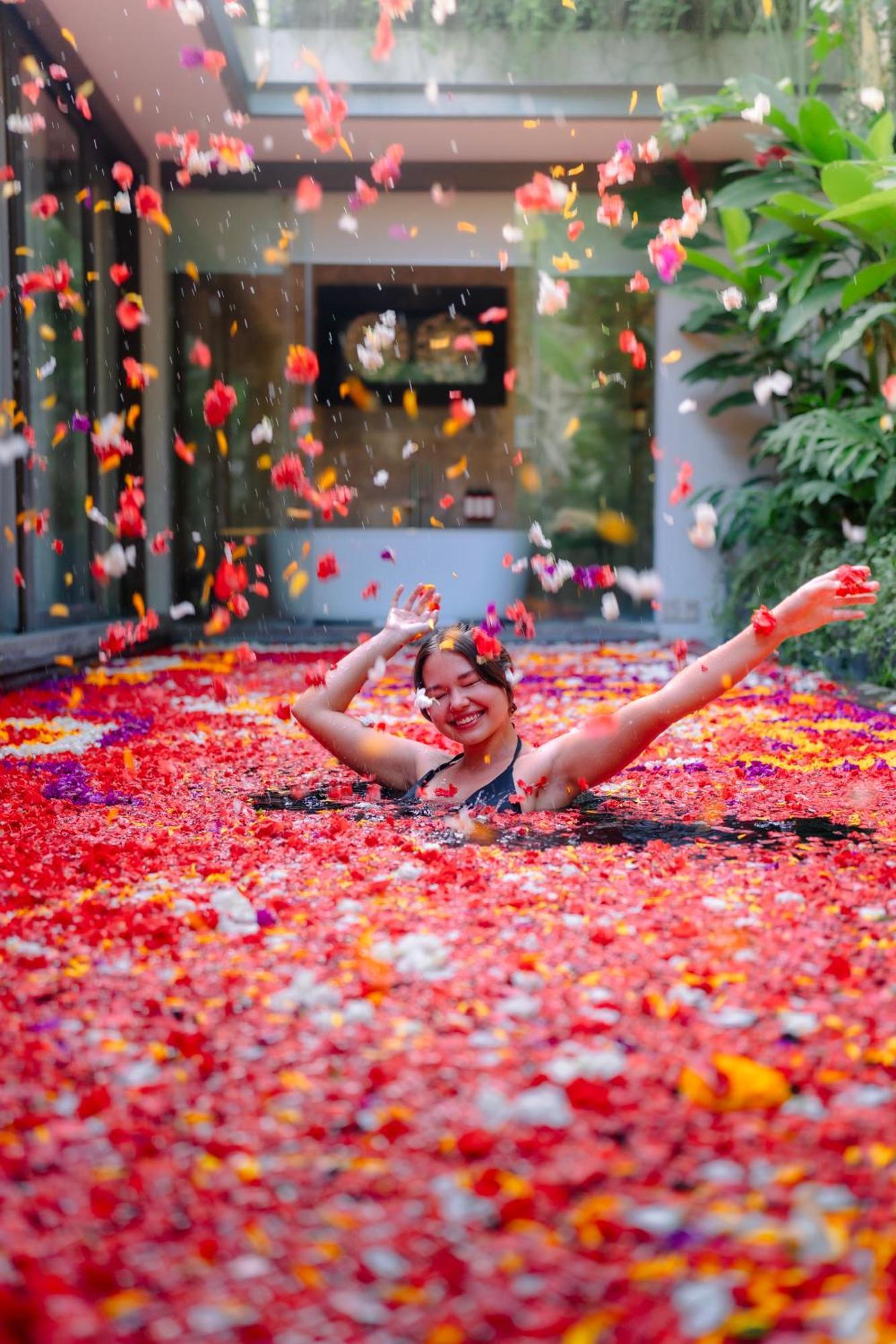 โกยา บูทิก รีสอร์ต Hotel อูบุด ภายนอก รูปภาพ Flower bath at the spa