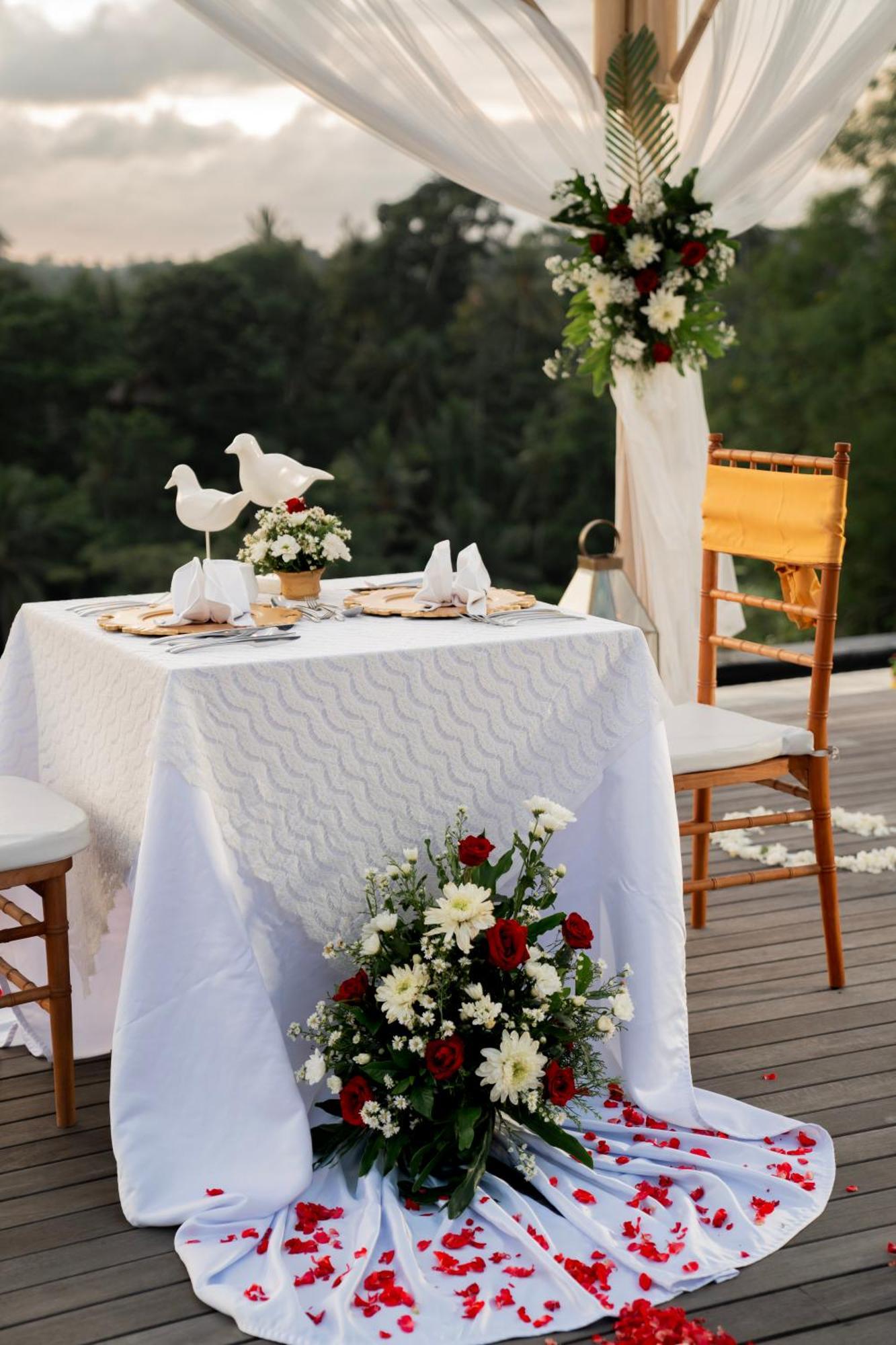 โกยา บูทิก รีสอร์ต Hotel อูบุด ภายนอก รูปภาพ A table set for a wedding