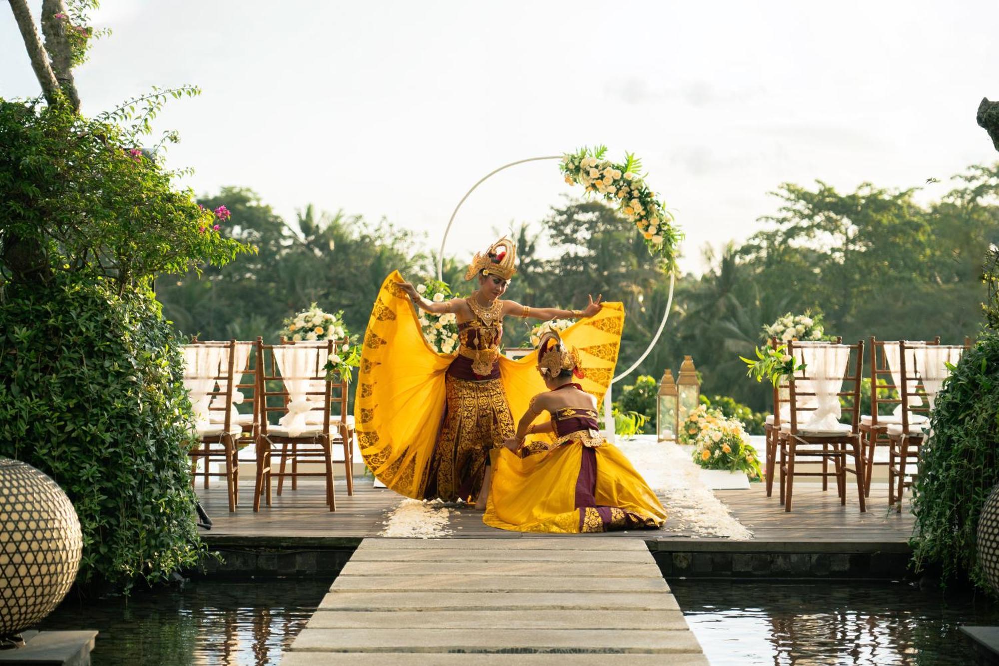 โกยา บูทิก รีสอร์ต Hotel อูบุด ภายนอก รูปภาพ A traditional Javanese wedding ceremony